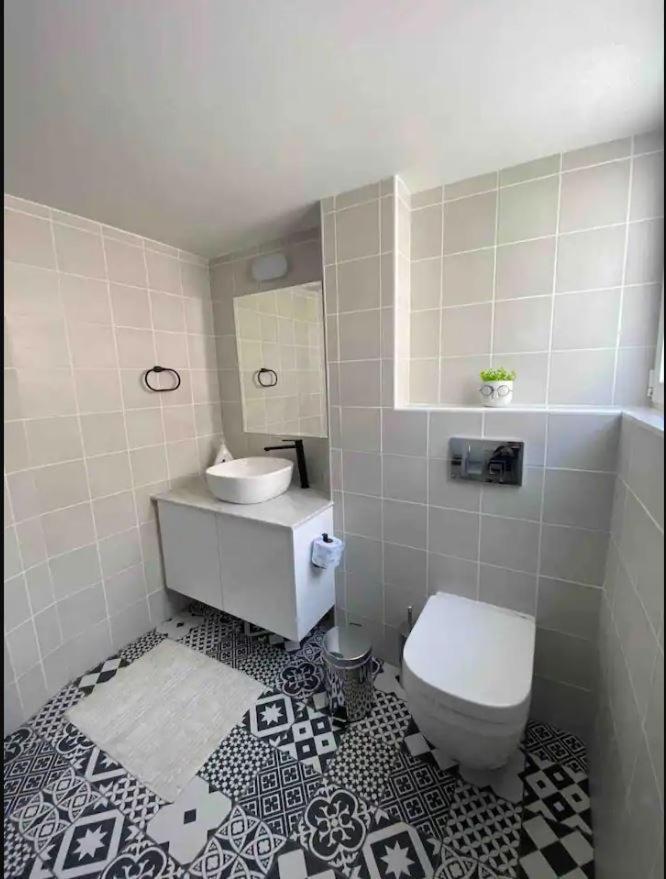 2 Bedroom Apt In Ermou 4 Minute Walk Beach Larnaca Extérieur photo